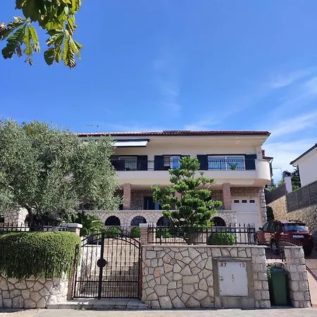 Apartments With A Parking Space Novi Vinodolski - 5488