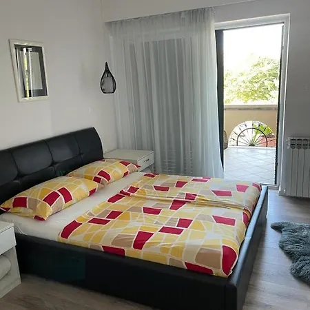 Apartments With A Parking Space Novi Vinodolski - 5488